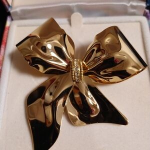 METAL GOLDTONE & RHINESTONE ACCENT BOW BROOCH WITH GIFT BOX (NWOT)